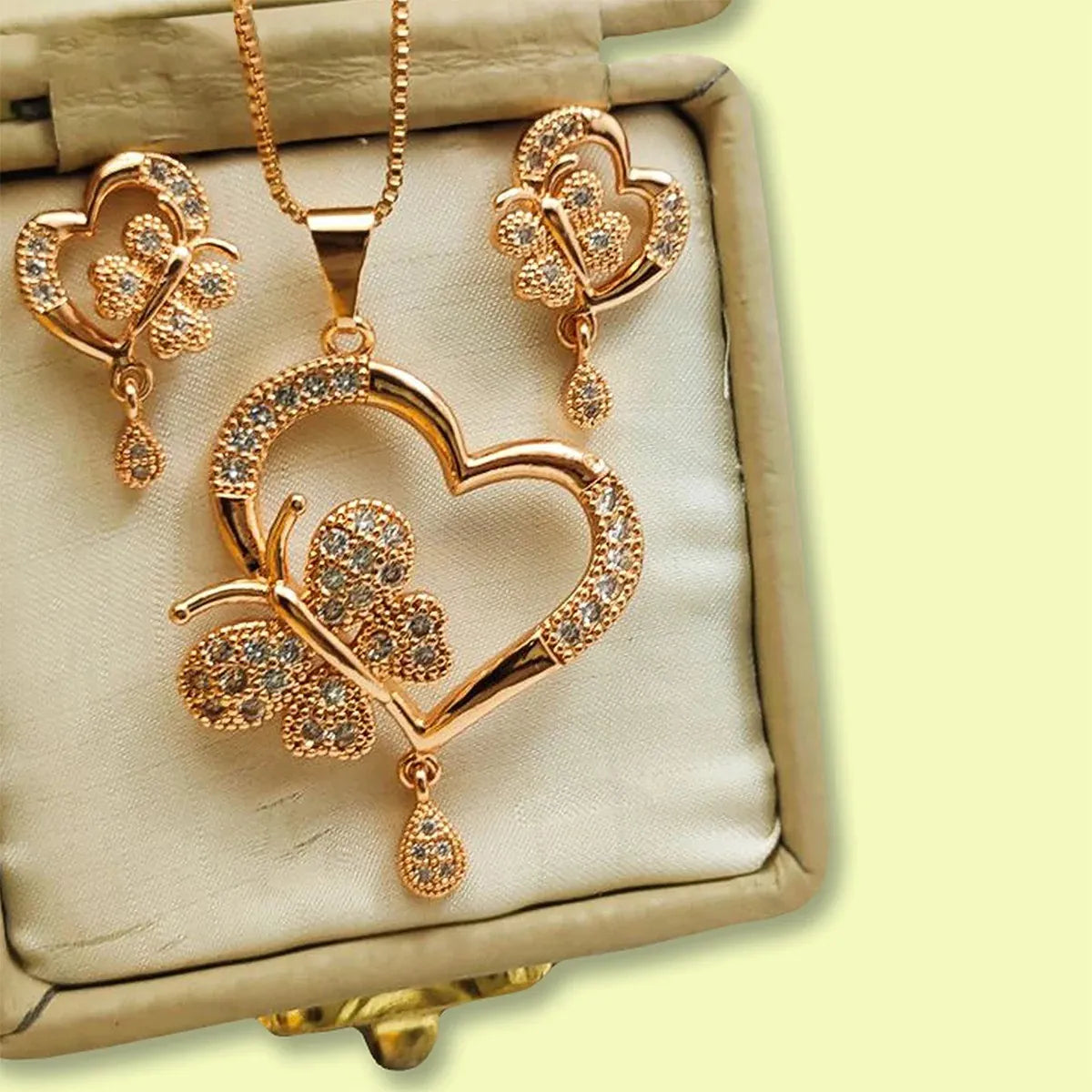 Heart Pendant Necklace Diamonds golden selvar